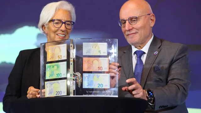 Радев и Лагард подписаха първите български евробанкноти