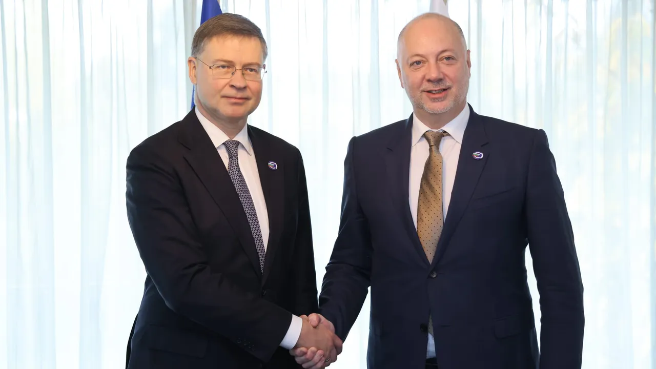 Желязков към Домбровскис: Всички системи в България са готови да работят с еврото