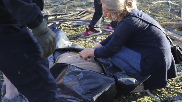 (Видео) Руснаци убиват мъж, жена и кучето им, докато са под бял флаг