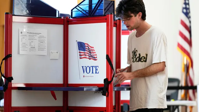 Тексас забрани вот без гражданство, Мейн отхвърли показването на лични карти