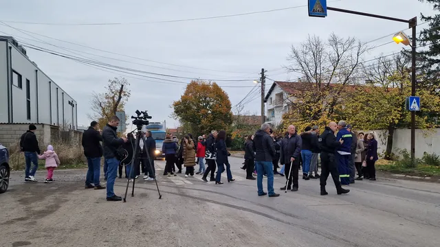 Жители на Божурище протестират срещу минаването на камиони до домовете им