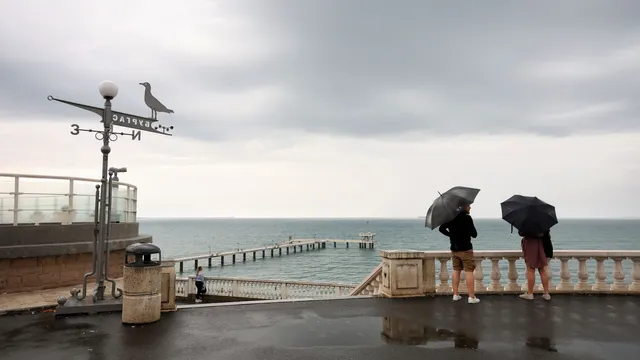 Времето остава облачно, в Източна България - с валежи