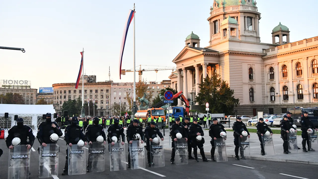 Белград между химна и глада: Вучич на площада, Хърка пред парламента