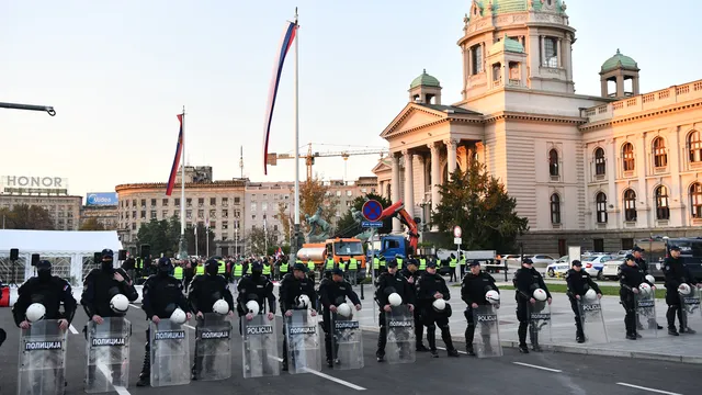 Белград между химна и глада: Вучич на площада, Хърка пред парламента