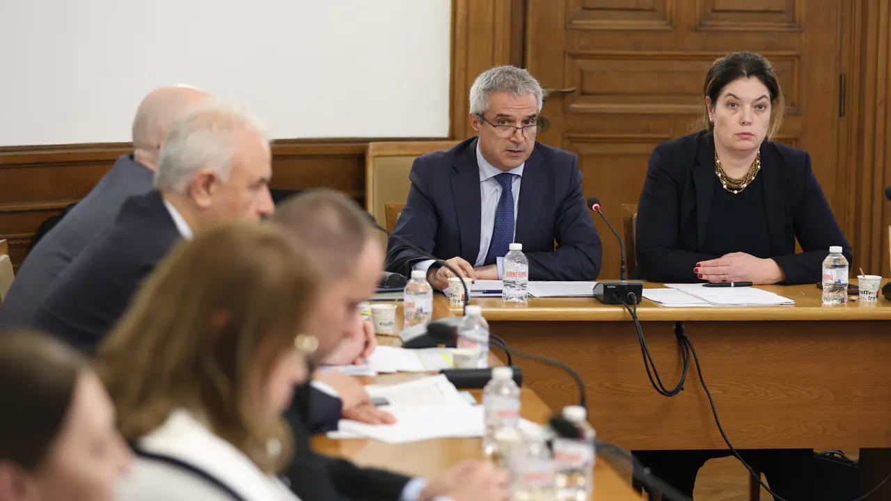 Без дебати на извънредно заседание: Енергийната комисия отхвърли ветото на президента за "Лукойл"