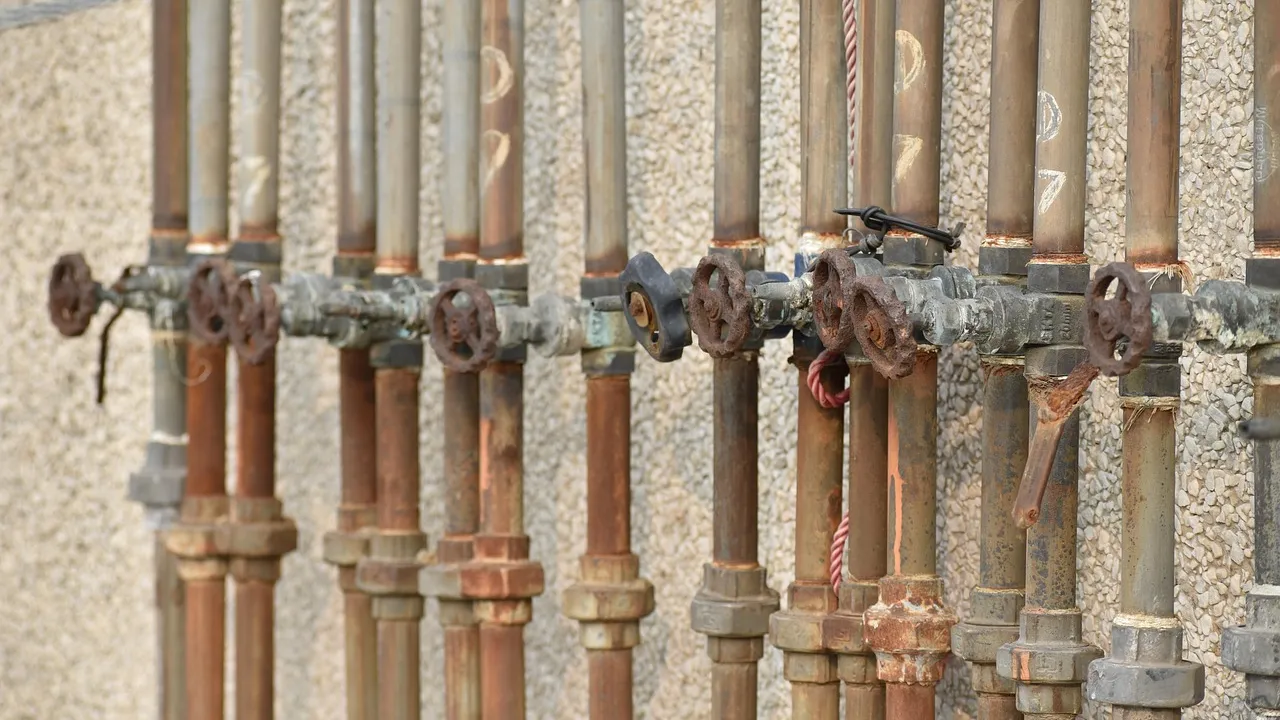 Разкопани улици и пропаднали къщи - резултат от строежа на скъп водопровод в Лом