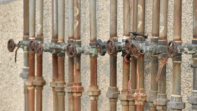 Разкопани улици и пропаднали къщи - резултат от строежа на скъп водопровод в Лом