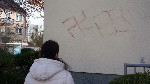 Мъж, рисувал свастики с човешка кръв, беше задържан в Германия