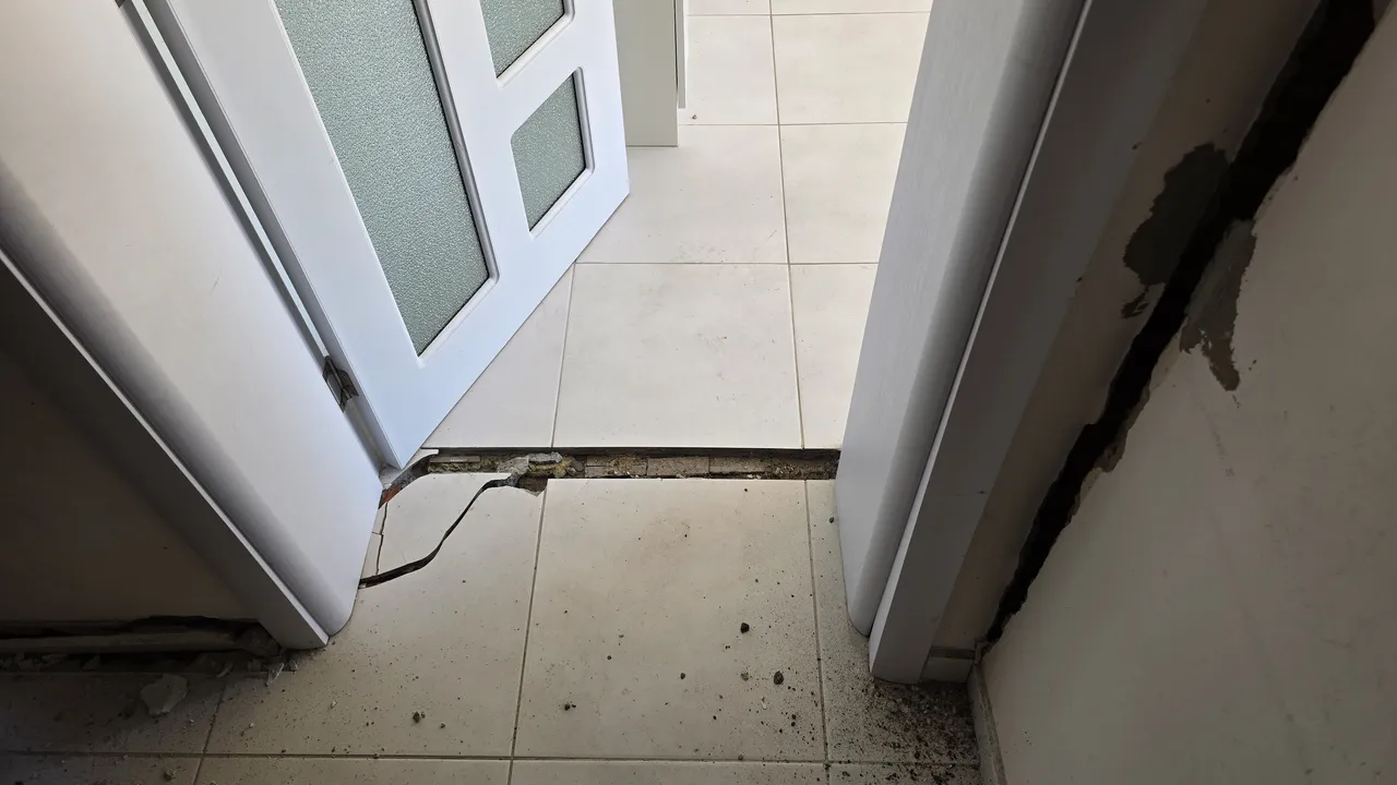 Полицията охранява евакуирания блок в столичния кв. "Хаджи Димитър"