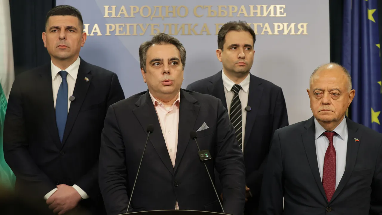 Заради горивата: ПП-ДБ искат изслушване на премиера и енергийния министър в парламента