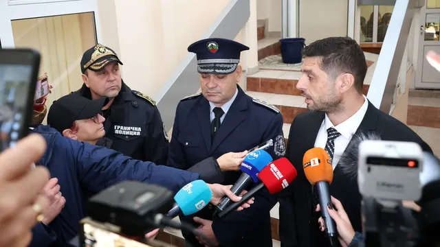 Извадиха румънската кола с мигранти, която катастрофира в четвъртък вечерта в езерото Вая