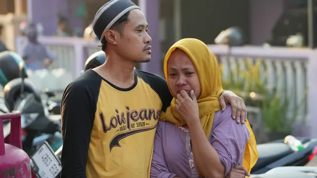 Взрив в джамия в Джакарта, десетки ранени