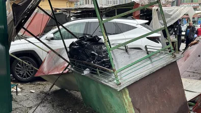 Кола се вряза в пазара в Казанлък