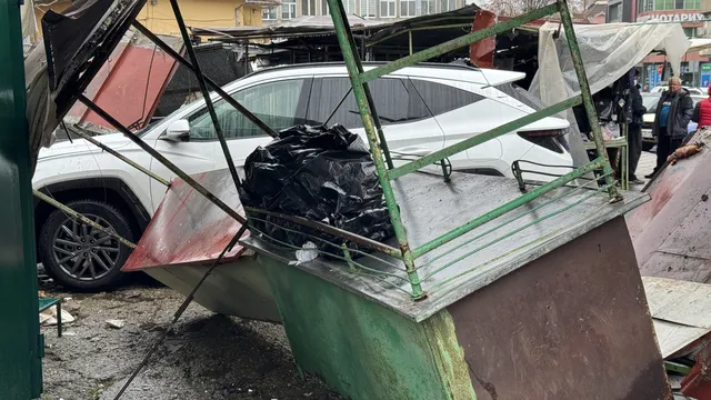 Кола се вряза в пазара в Казанлък