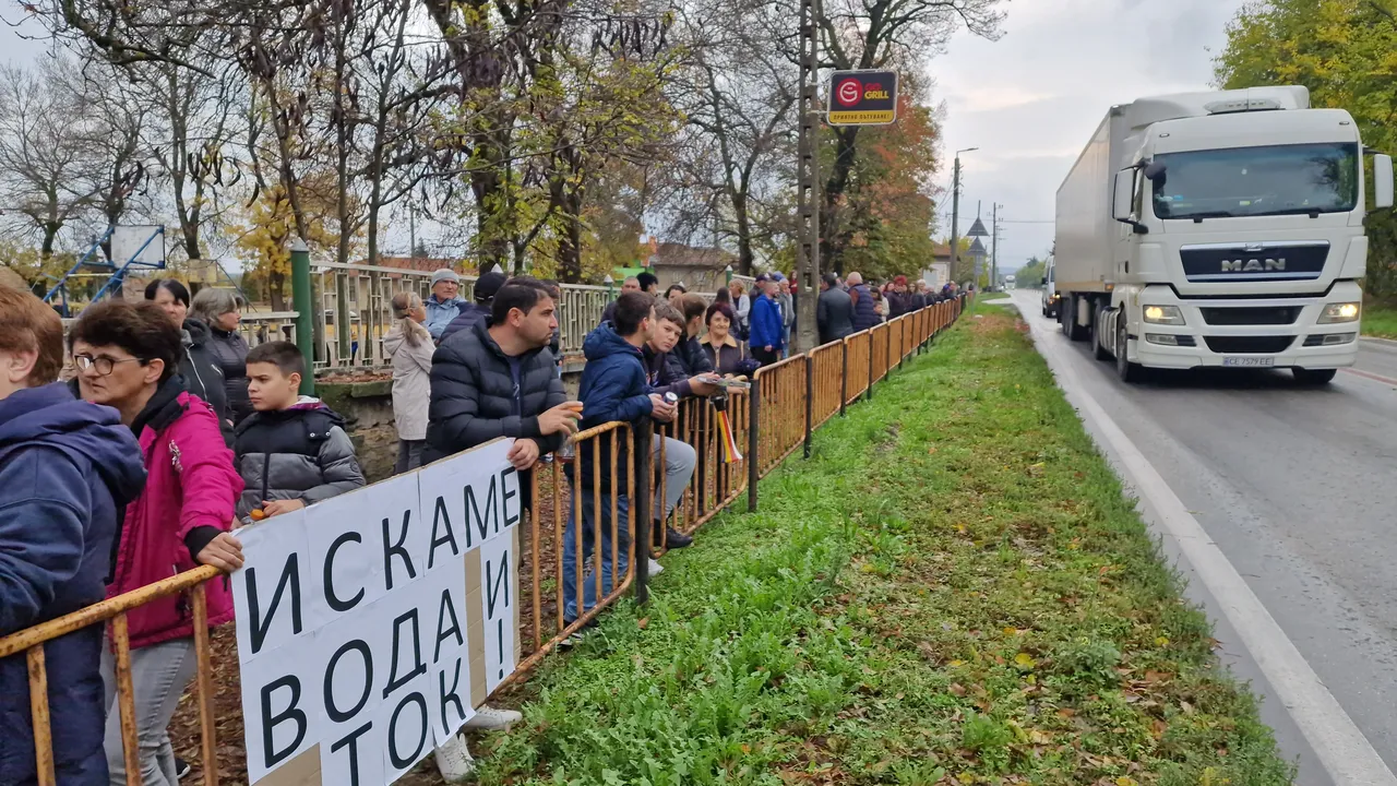 „Искаме вода и ток!“ – жителите на търновското Поликраище се вдигнаха на протест