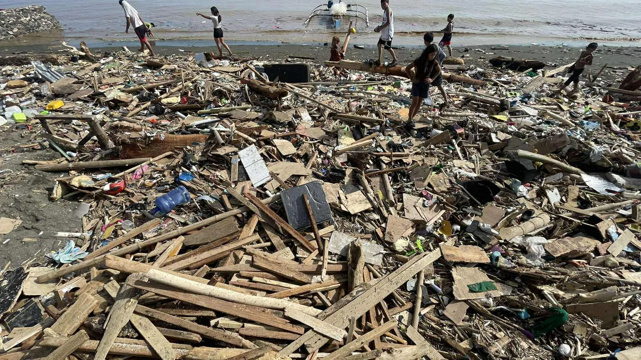 Близо милион евакуирани във Филипините заради супертайфуна „Фунуон“