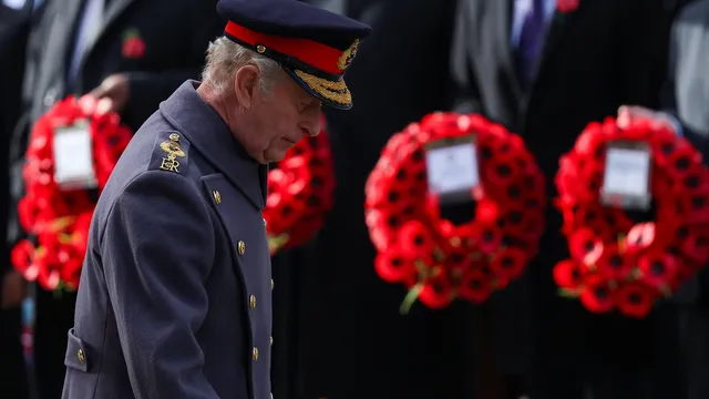 Кралят на Великобритания участва в церемонията в памет на загиналите във войните британци