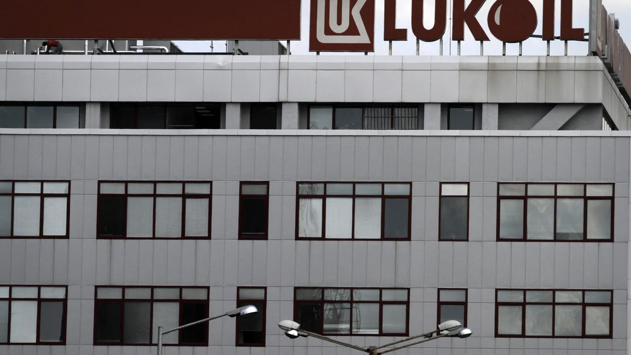 ДАНС извършва извънредни проверки в "Лукойл" в Бургас и София