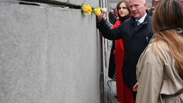 Германия отбеляза 36-ата годишнина от падането на Берлинската стена