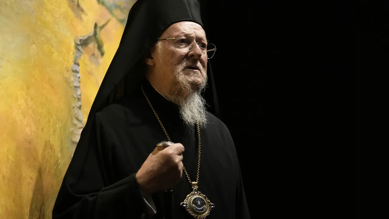 Tрима свещеници са арестувани в Гърция