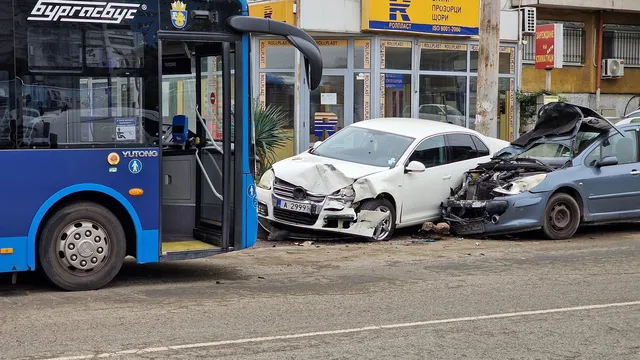 В Бургас: Заспал шофьор се блъснал челно в автобус