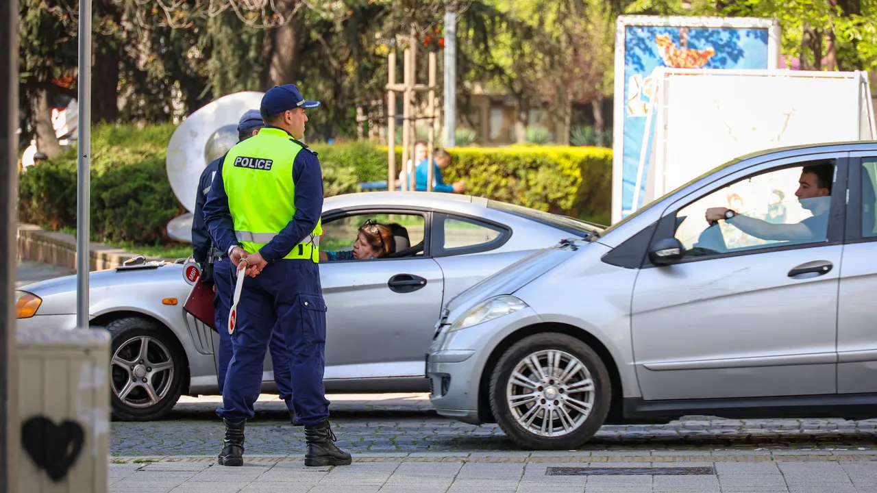 Шофьор без книжка опита да избегне проверка и полеви тест