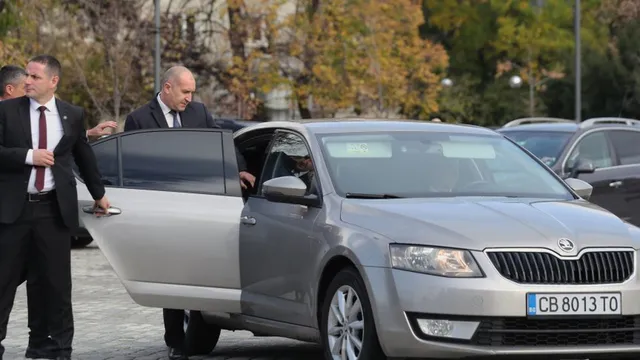 За пред камерите или не: Радев посрещна и президента на Ливан с личната си "Шкода"