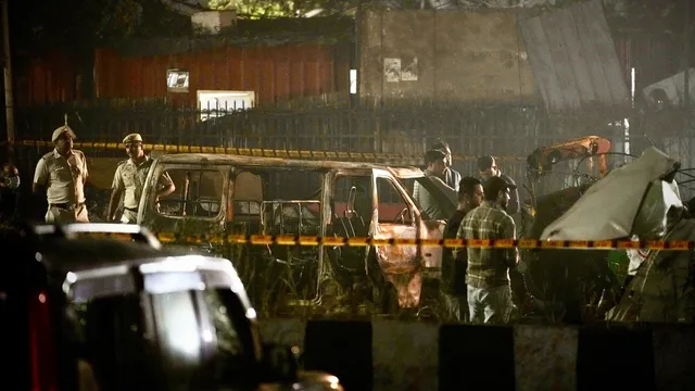 Поне осем души са убити при взрив на кола в Ню Делхи