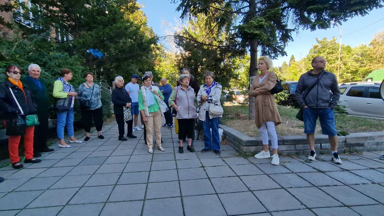 Жители на столичния район "Младост" протестират в защита на поредната градинка, която може да се застрои