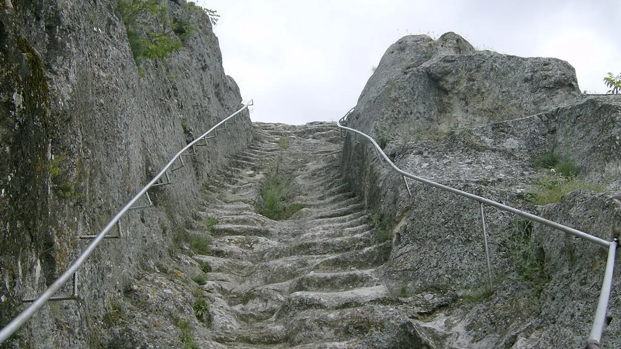 22-годишен мъж от Провадия загина след падане от крепостта „Овеч“