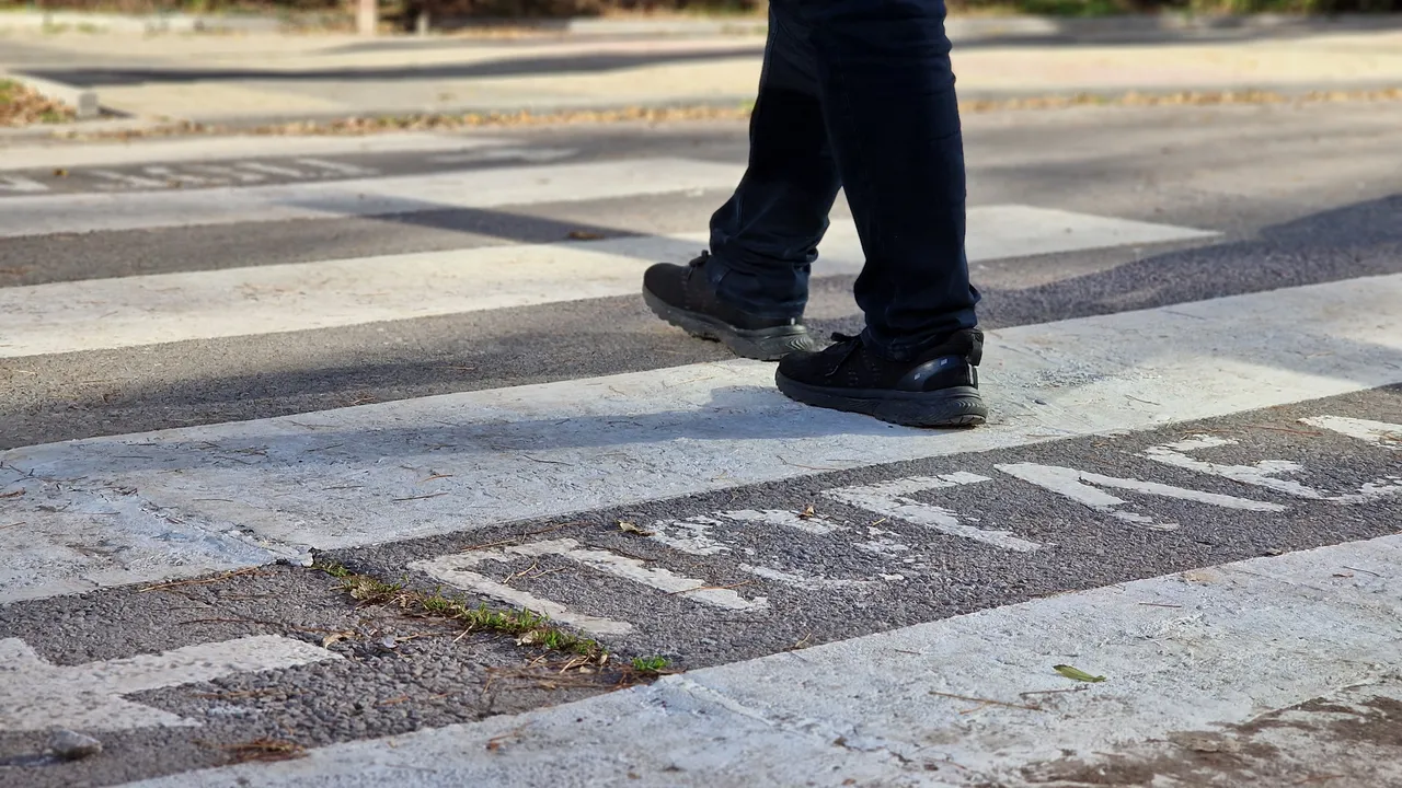 100 лева глоба за пешеходци, които пресичат с телефон в ръка