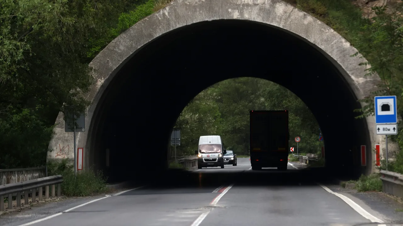 Авария остави тунел „Големо Бучино“ без осветление