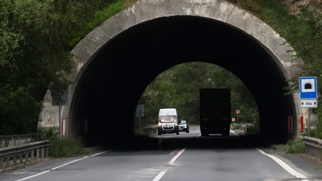 Авария остави тунел „Големо Бучино“ без осветление