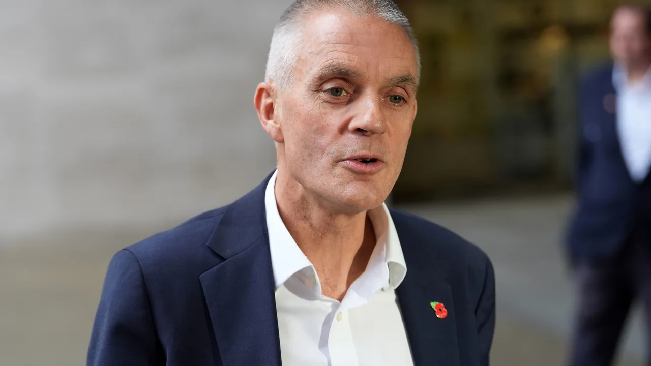 Шефът в оставка на Би Би Си защити журналистите въпреки кризата в медията