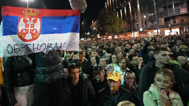 Студенти и граждани протестираха пред Генералния щаб в Белград срещу разрушаването на сградата