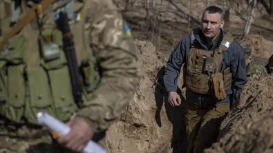 Кличко: Украйна има „огромни проблеми“ с набирането на войници, докато мъже бягат в чужбина