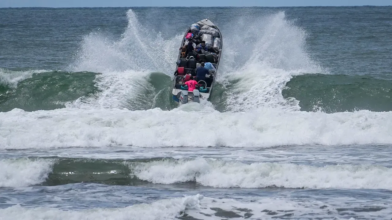 Поне 42 мигранти вероятно са загинали при обърната лодка край Либия