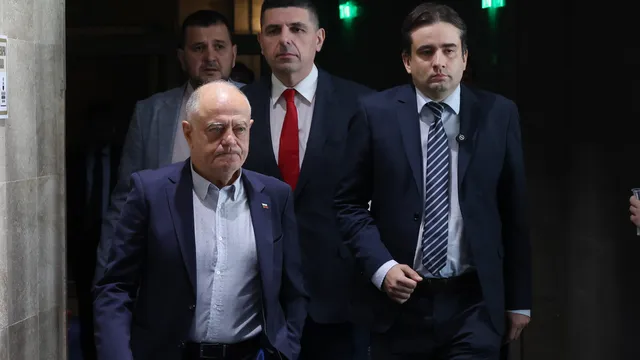 ген. Атанасов: Управляващите крият информация за ,,Лукойл"