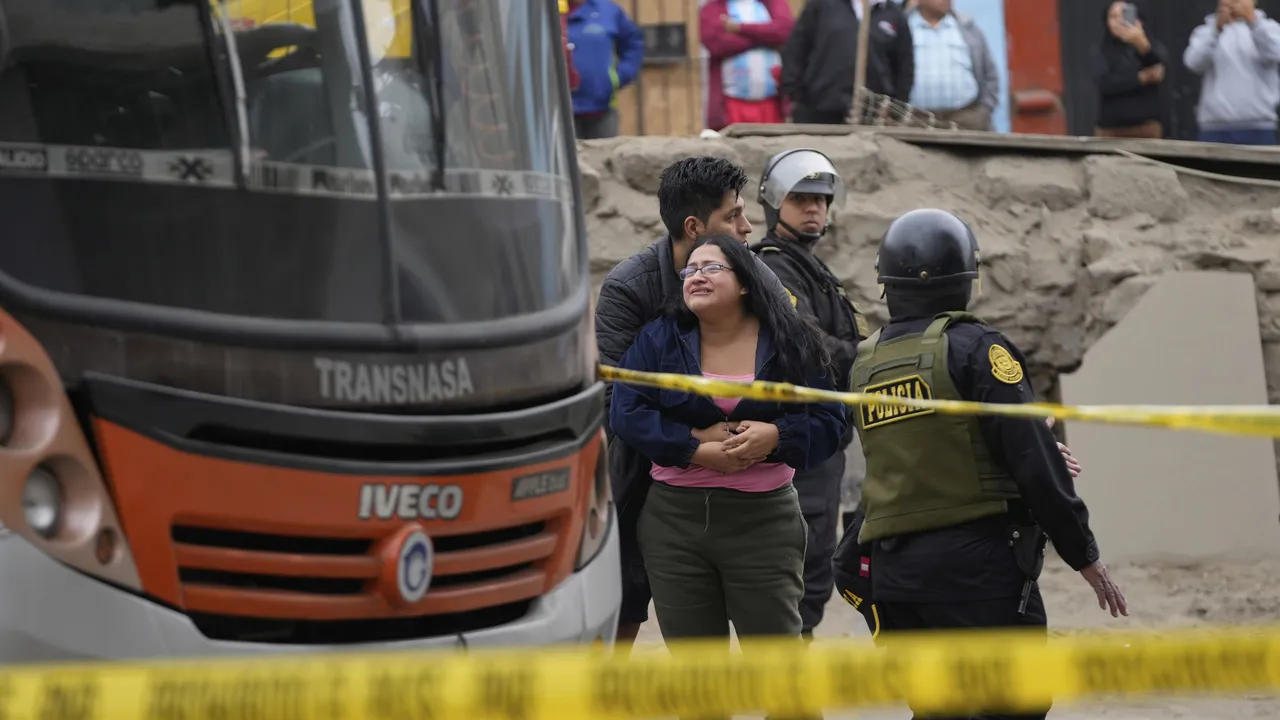 37 души са загинали след като автобус пропадна в дере в Перу