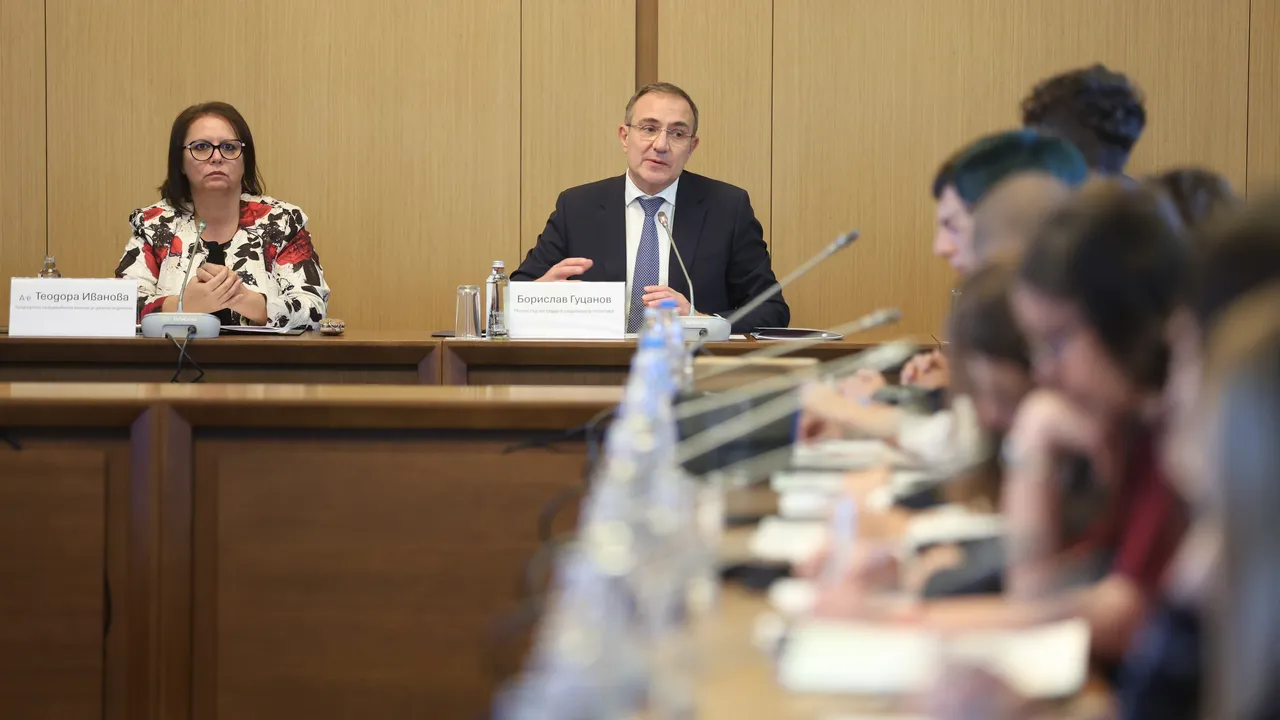 21 000 тревожни обаждания: Деца в риск и екрани без контрол