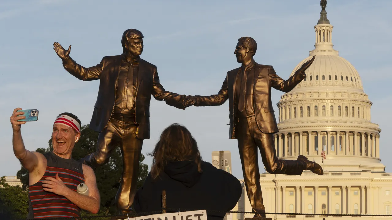 Тръмп "изскочи" от имейли на Джефри Епстийн