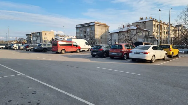 Задигнаха бус на Иван и Андрей, намериха го с крадеца в него