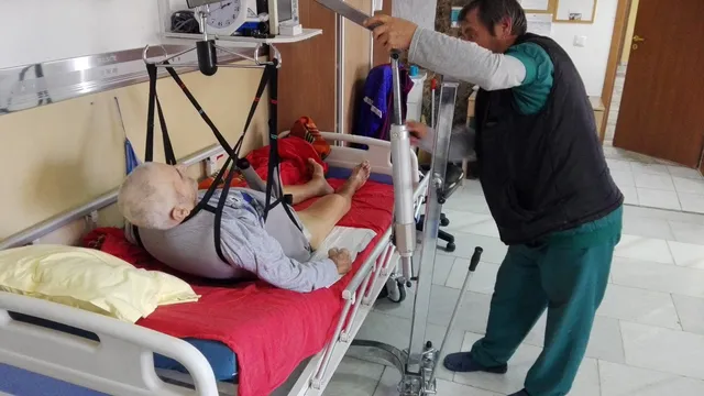 Хосписи на ужаса: Нови разкиритя за системно насилие, глад и съмнителни смъртни случаи в домове за възрастни