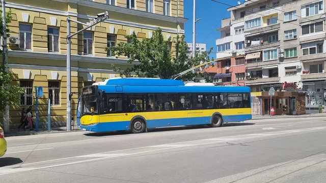 Трагедия в София: Шофьор на електробус почина зад волана и се блъсна в стълб