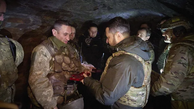 Зеленски посети украински войници в Югоизточна Украйна