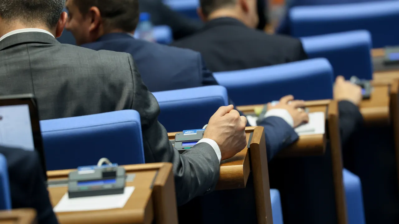 Парламентът прие само проекта на МС за МВР