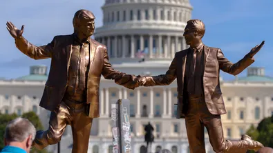 „Знам колко мръсен е Доналд“. Какво пише в имейлите на Епстийн?