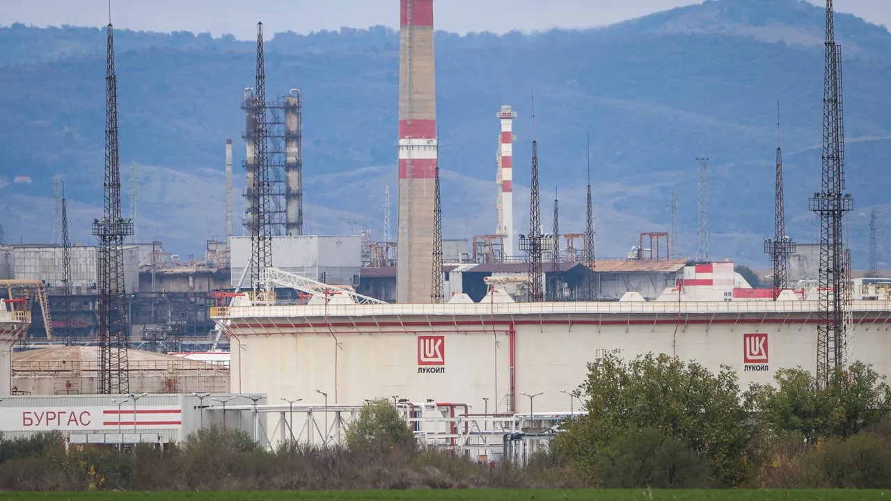 "Лукойл" в България получи отсрочка от санкциите на Великобритания