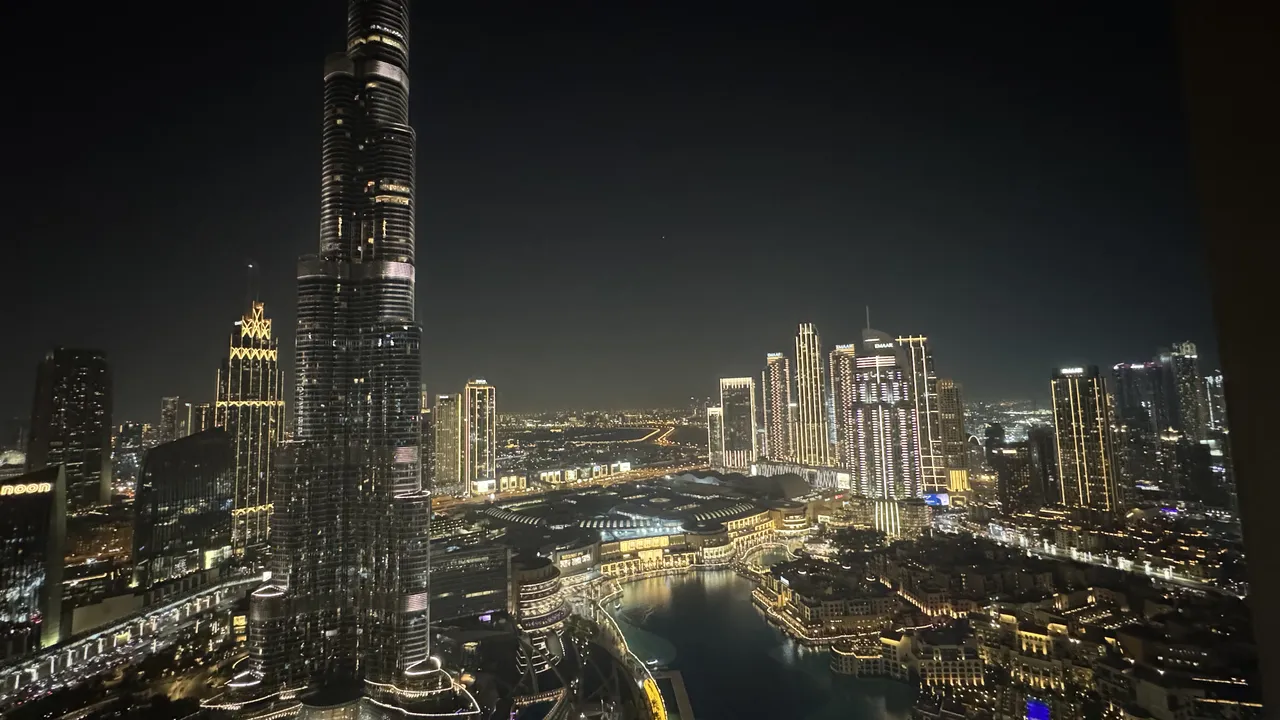 “If you build it, they will come”: Философията, която превърна пустинята в икономическа суперсила