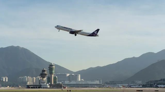 Южна Корея спира полетите, докато 500 000 души полагат ключовия изпит за прием в университет